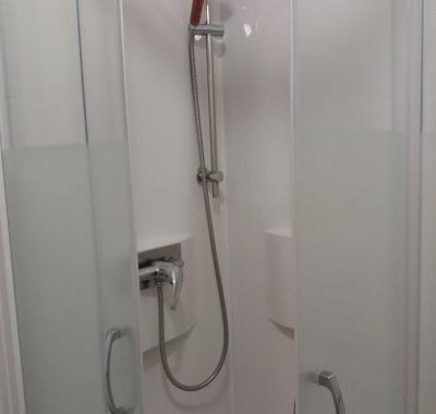 Chambre avec salle de bain et WC privés