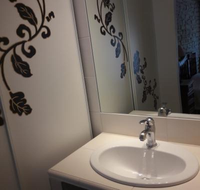 Chambre avec salle de douche privative et entrée indépendante