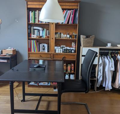 Chambre spacieuse dans une grande maison moderne