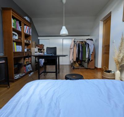 Chambre spacieuse dans une grande maison moderne