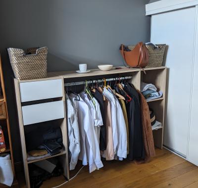 Chambre spacieuse dans une grande maison moderne