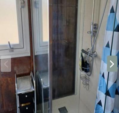 Chambre claire et confortable