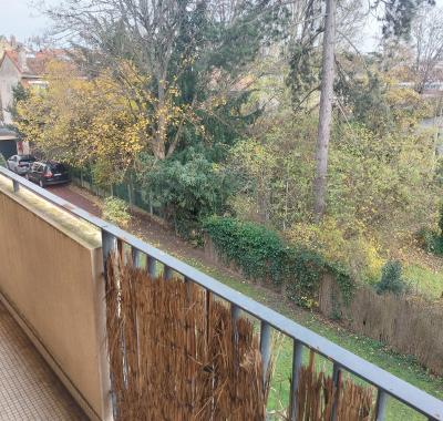 F2 avec balcon et toutes commodités au calme