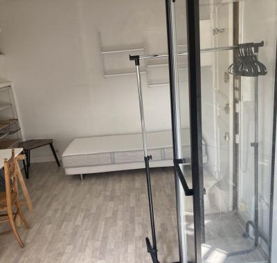 Chambre/studette au 6éme étage, claire et calme