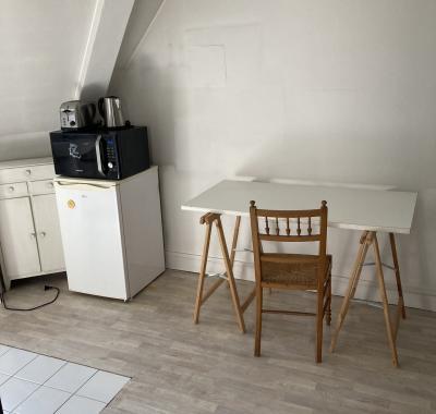 Chambre/studette au 6éme étage, claire et calme