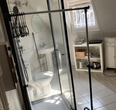 Chambre/studette au 6éme étage, claire et calme