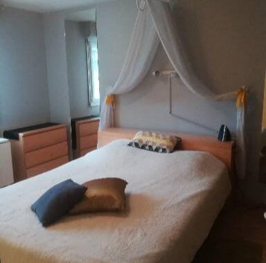 Chambre "jaune soleil" colocation