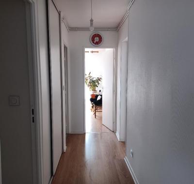 CHAMBRE DANS UNE VILLE CALME ET VERDOYANTE