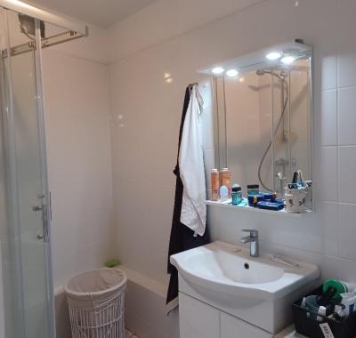 CHAMBRE DANS UNE VILLE CALME ET VERDOYANTE