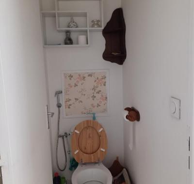 CHAMBRE DANS UNE VILLE CALME ET VERDOYANTE