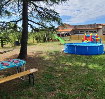 Emplacement dans grand jardin arboré
