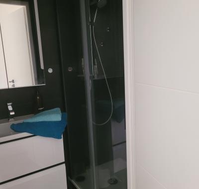 Chambre avec douche privée