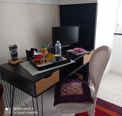 Chambre - salle de bain privée et petit coin repas