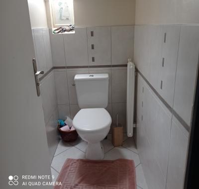 Chambre - salle de bain privée et petit coin repas