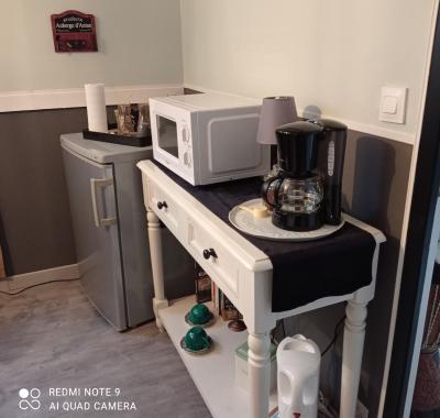 Chambre - salle de bain privée et petit coin repas