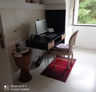 Chambre - salle de bain privée et petit coin repas