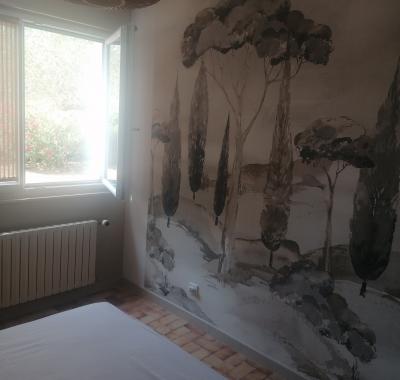 Chambre à louer dans maison avec jardin et piscine