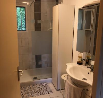 Sous-location chambre meublée + SDB privative à une femme