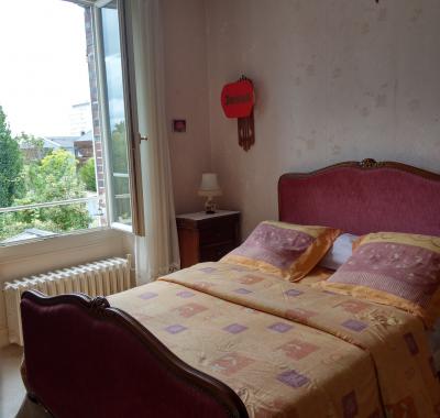 Belle chambre lumineuse et chaleureuse