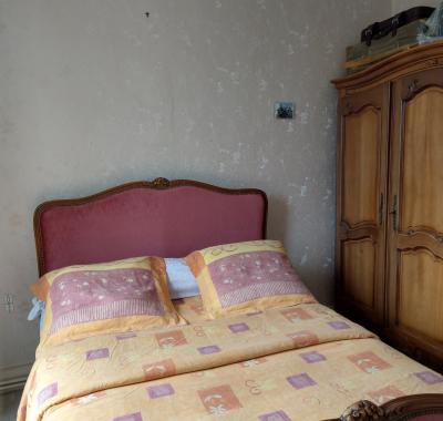 Belle chambre lumineuse et chaleureuse