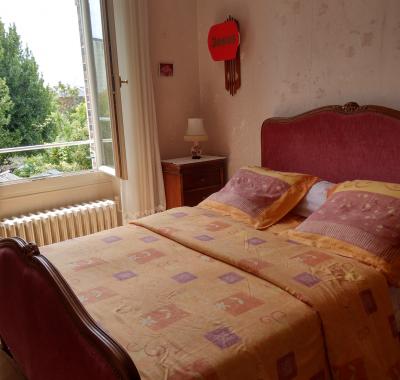 Belle chambre lumineuse et chaleureuse