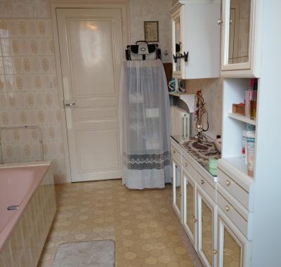 Belle chambre lumineuse et chaleureuse