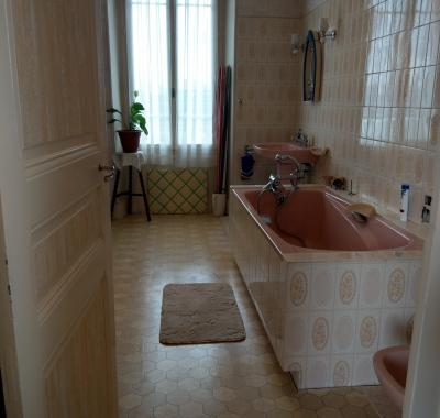 Belle chambre agréable à vivre proche commerce