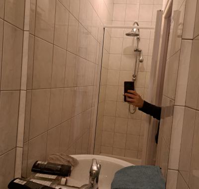 Chambre avec salle de bain prive sur thouars