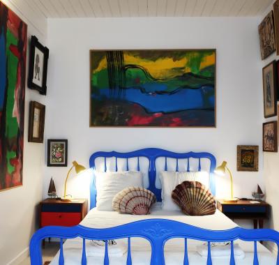 Une chambre et des tableaux