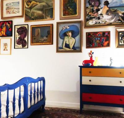 Une chambre et des tableaux