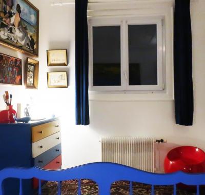 Une chambre et des tableaux