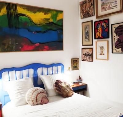 Une chambre et des tableaux