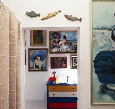 Une chambre et des tableaux