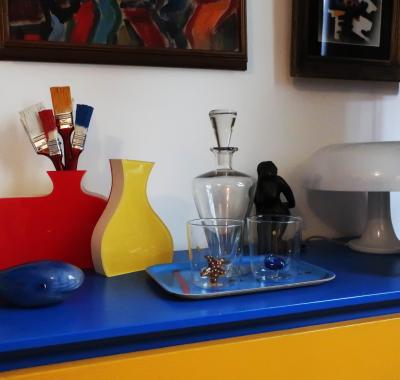 Une chambre et des tableaux