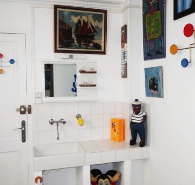 Une chambre et des tableaux