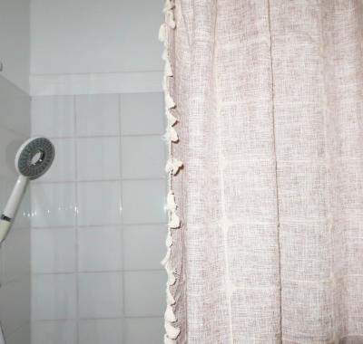 Une chambre et des tableaux