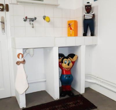 Une chambre et des tableaux