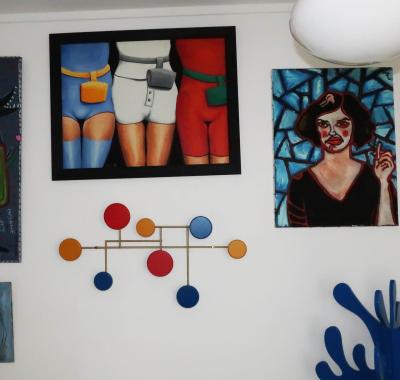 Une chambre et des tableaux