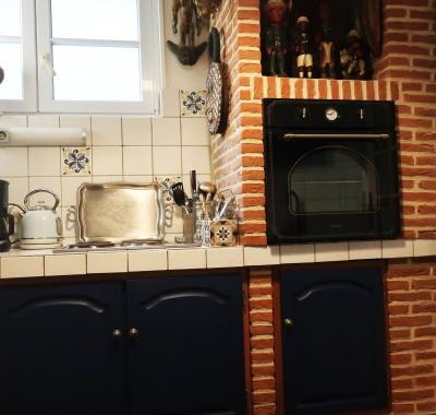 Une chambre et des tableaux