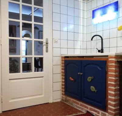 Une chambre et des tableaux