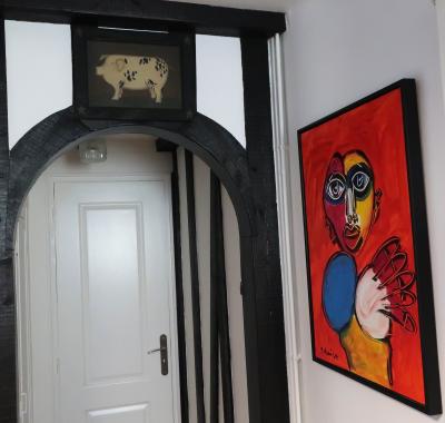 Une chambre et des tableaux