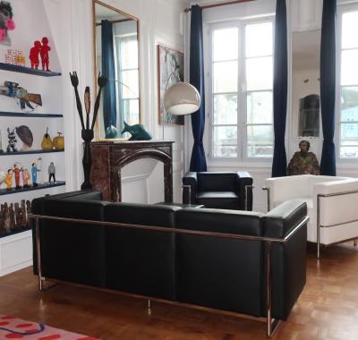 Une chambre et des tableaux