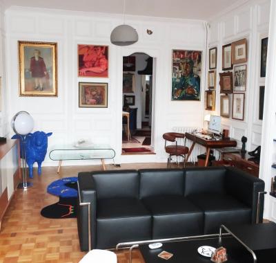 Une chambre et des tableaux