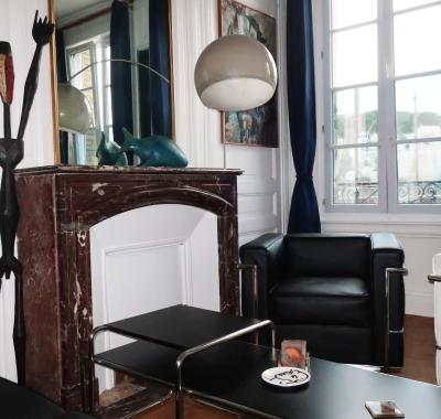 Une chambre et des tableaux