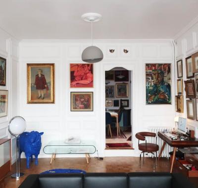 Une chambre et des tableaux