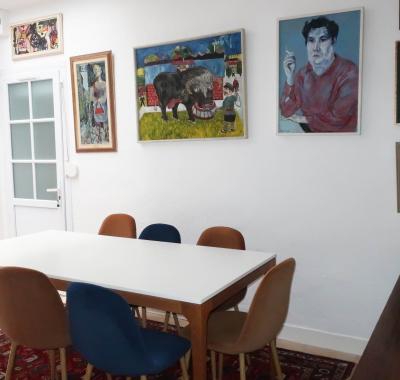 Une chambre et des tableaux