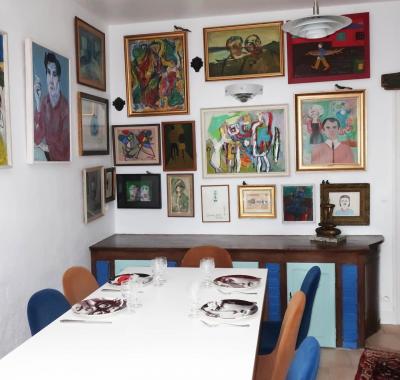 Une chambre et des tableaux
