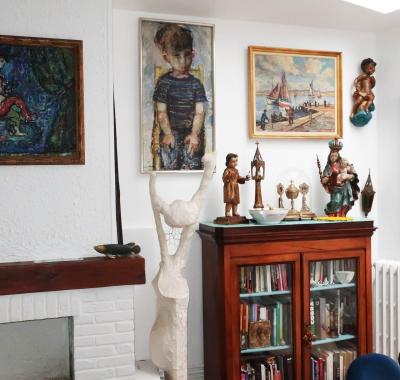 Une chambre et des tableaux