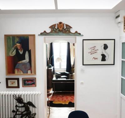 Une chambre et des tableaux