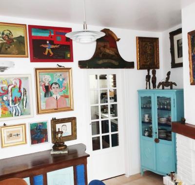 Une chambre et des tableaux